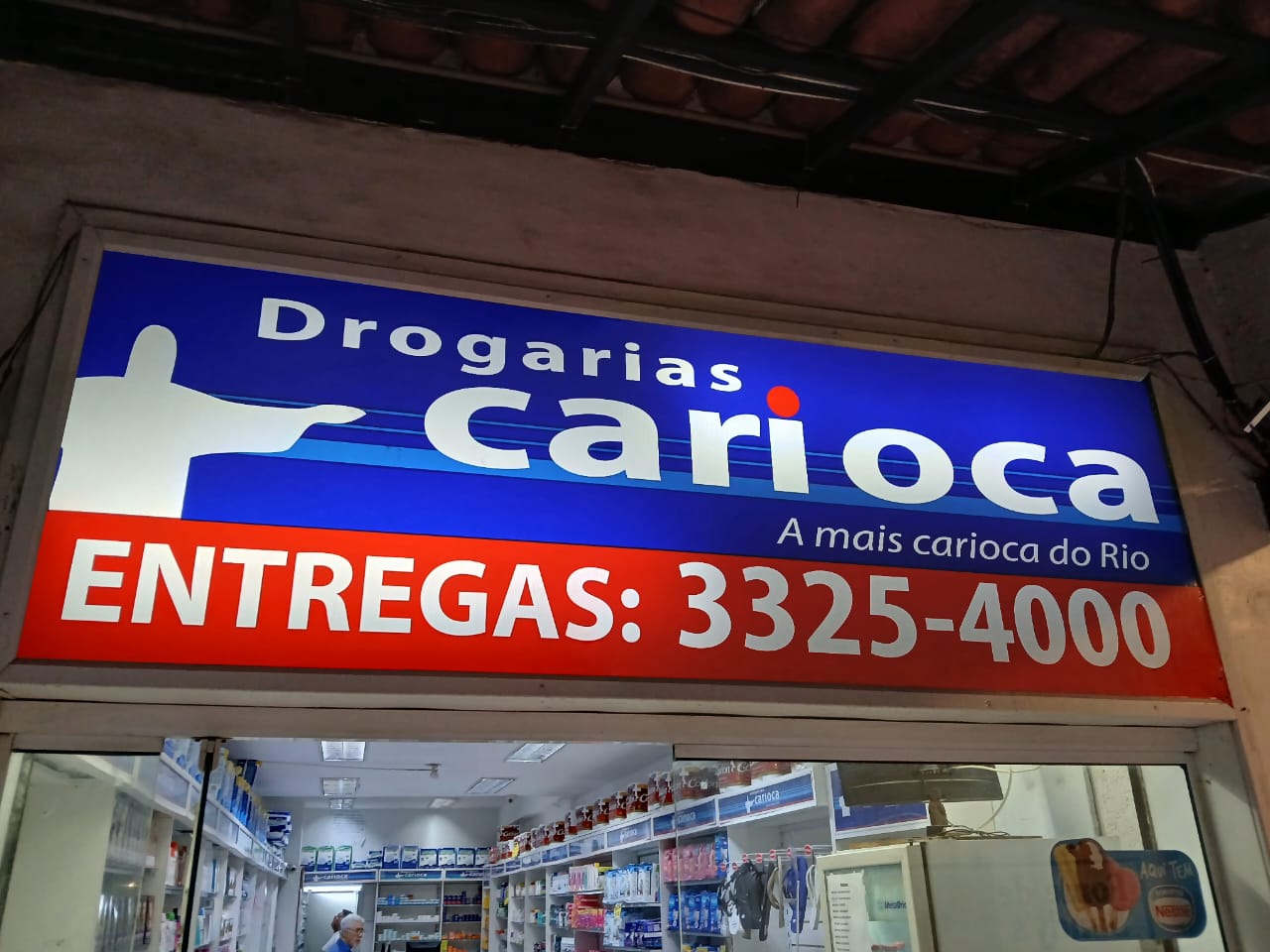 Farmacêutica atendendo cliente com atenção e cuidado