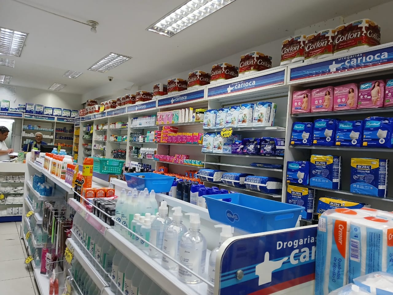 Corredor com ampla variedade de produtos de saúde e bem-estar