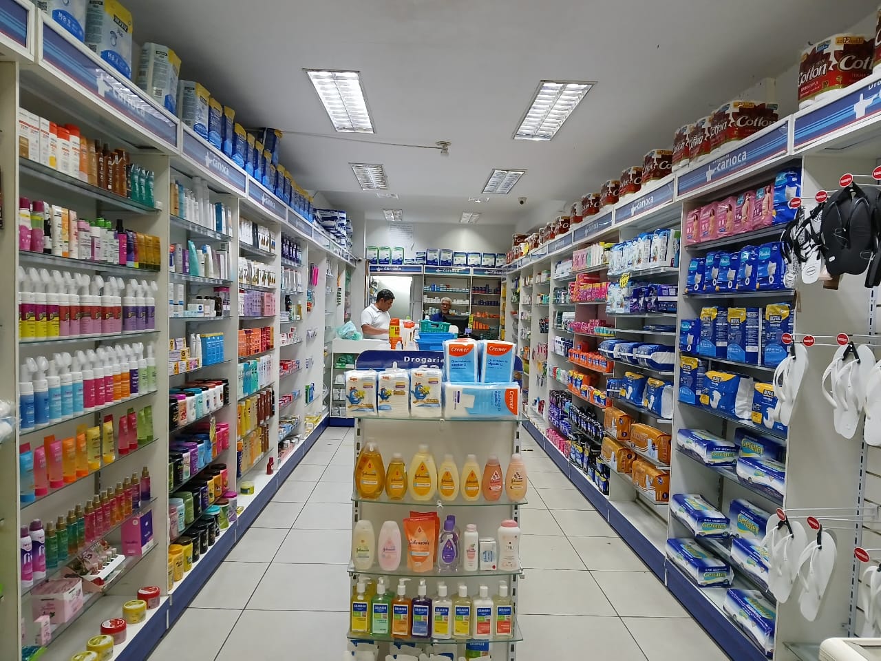 Interior espaçoso e organizado da Drogaria Carioca